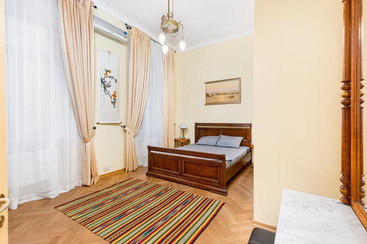 Grecheskaya Street Art Apartment โอเดสซา ภายนอก รูปภาพ