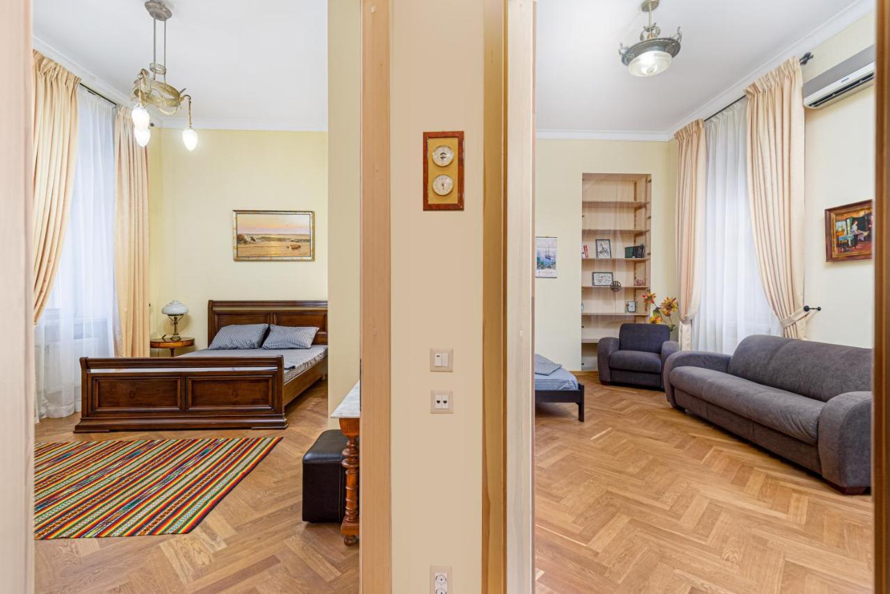 Grecheskaya Street Art Apartment โอเดสซา ภายนอก รูปภาพ